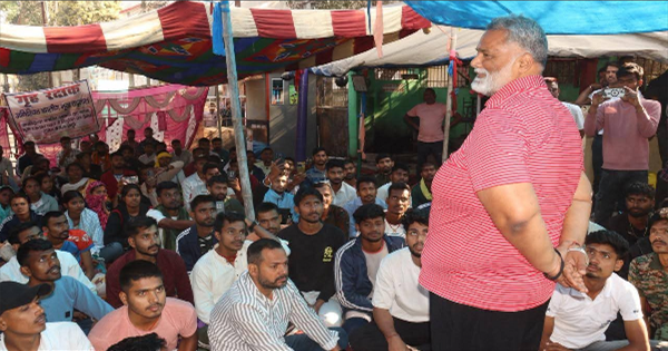 बेगूसराय में भूख हड़ताल पर बैठे होमगार्ड अभ्यर्थियों से मिले पप्पू यादव