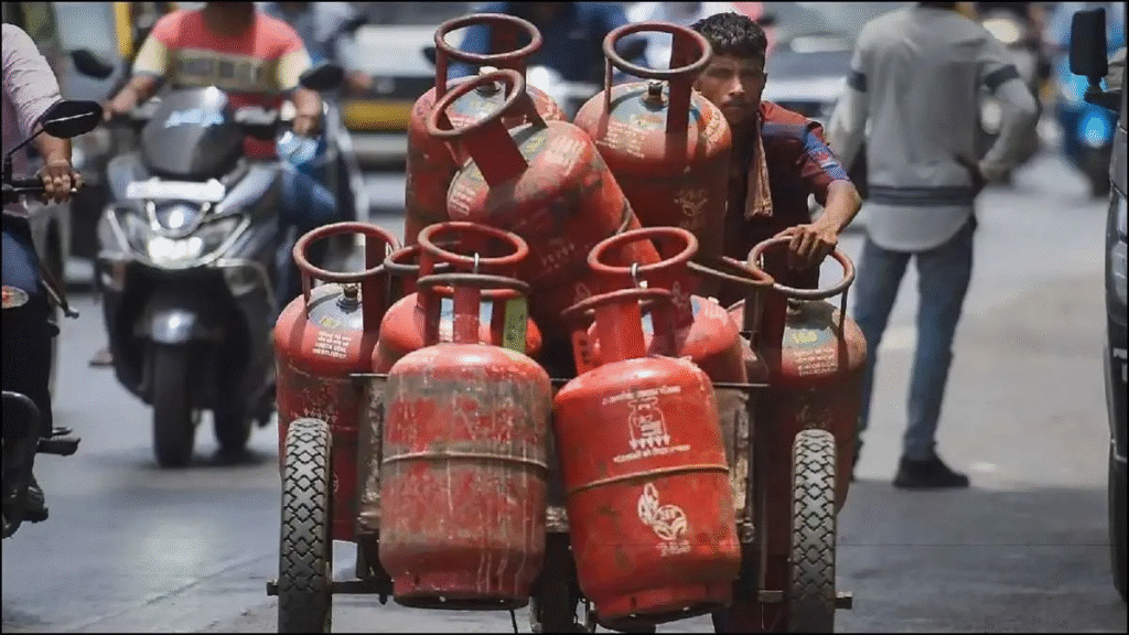 किशनगंज में LPG सिलेंडर की बुकिंग बनी लोगों के लिए मुश्किल