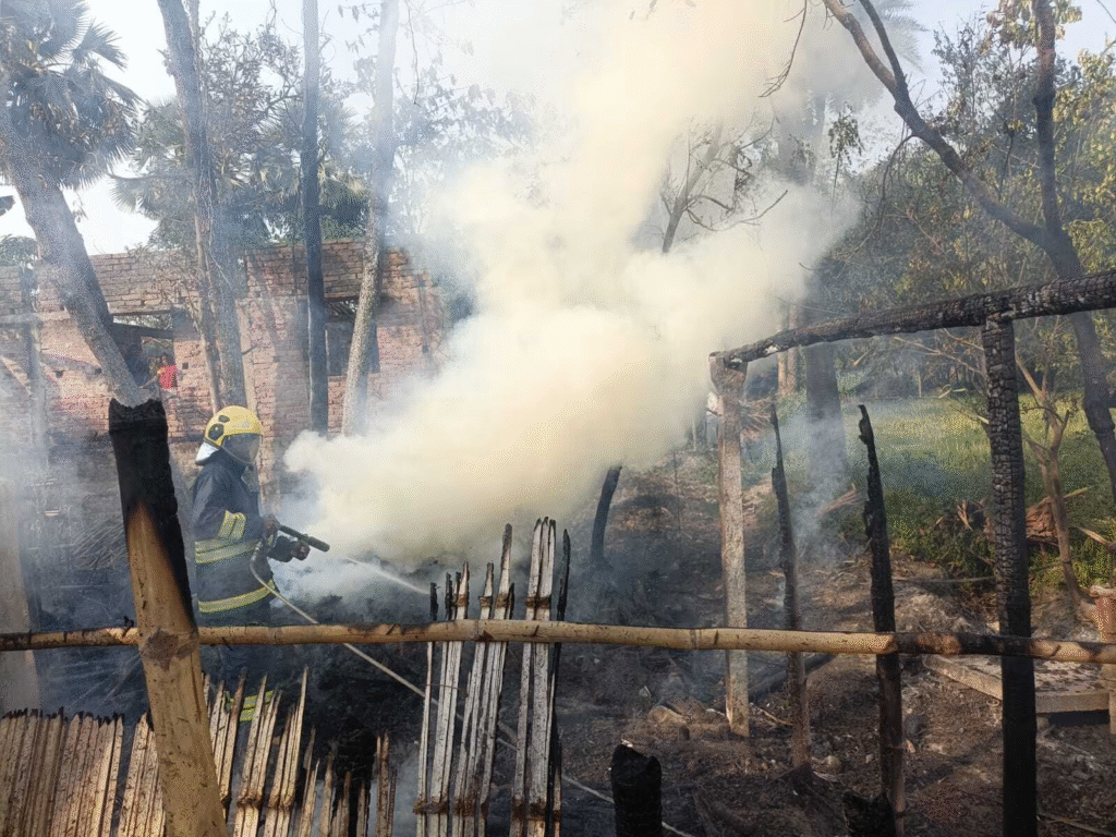 किशनगंज के लौचा गांव में शॉर्ट सर्किट से भीषण आग