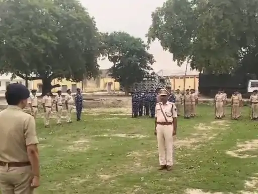 किशनगंज पुलिस लाइन में साप्ताहिक परेड का आयोजन