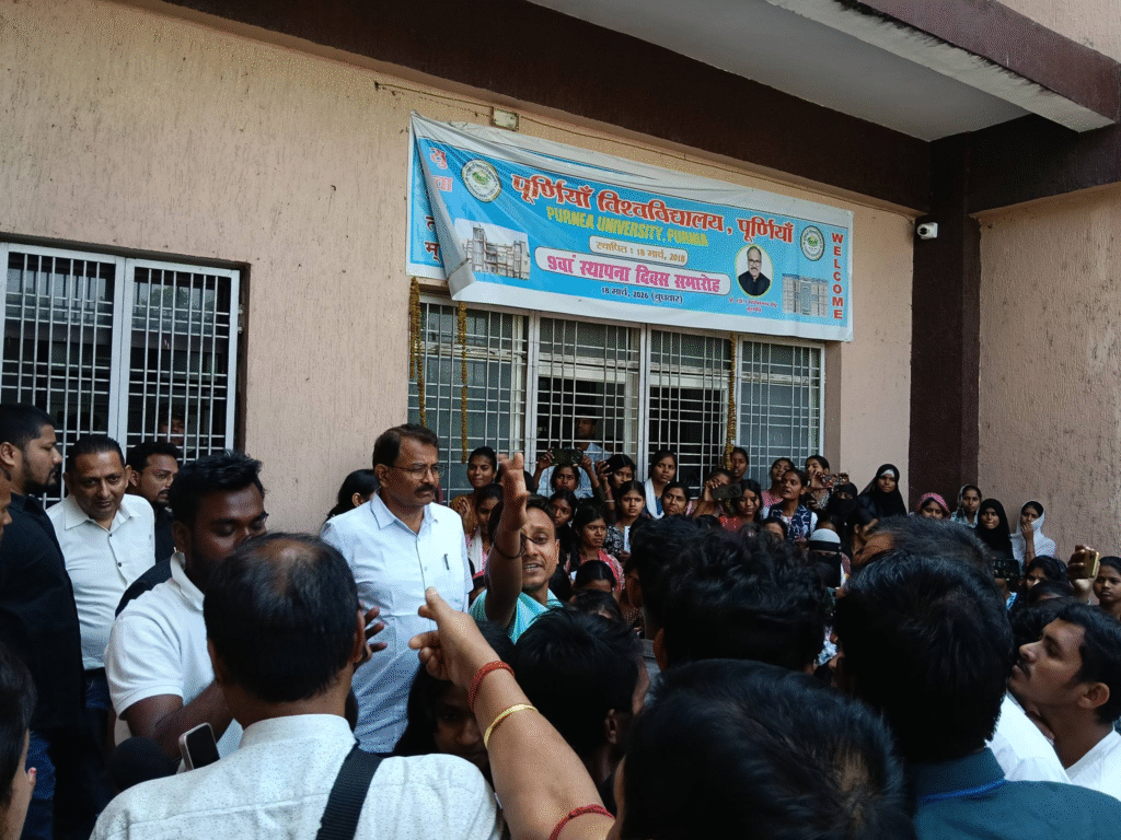 एडमिट कार्ड गड़बड़ी पर फूटा छात्रों का गुस्सा