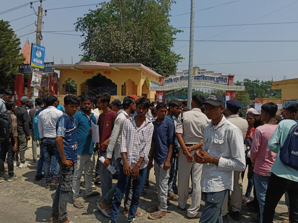 एडमिट कार्ड गड़बड़ी पर फूटा छात्रों का गुस्सा