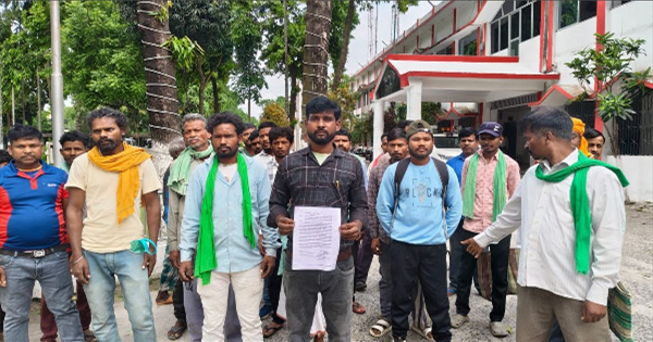 बुढ़नई में आदिवासी परिवारों ने जमीन पर स्थायी अधिकार की मांग