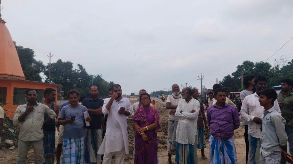 मोहरमारी चौक पर अंडरपास की मांग को लेकर ग्रामीणों का जोरदार प्रदर्शन