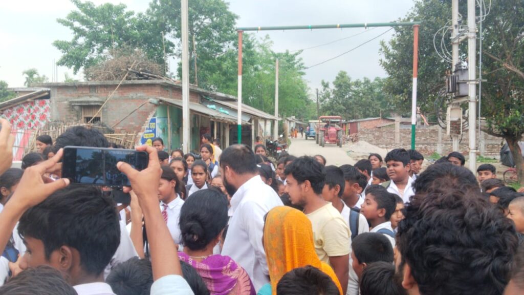 मोहरमारी चौक पर अंडरपास की मांग को लेकर ग्रामीणों का जोरदार प्रदर्शन