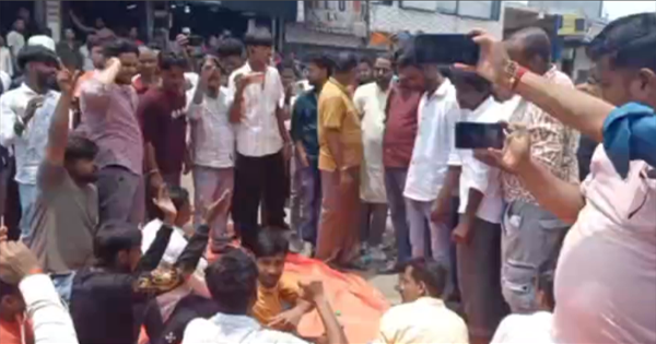 फुलवरिया हाट में जलजमाव से परेशान दुकानदारों का उग्र प्रदर्शन