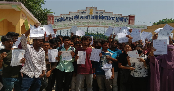 एडमिट कार्ड गड़बड़ी पर फूटा छात्रों का गुस्सा