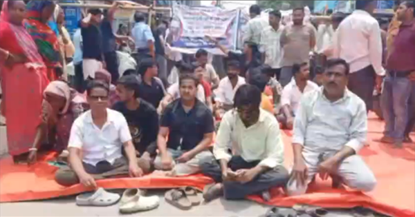 फुलवरिया हाट में जलजमाव से परेशान दुकानदारों का उग्र प्रदर्शन