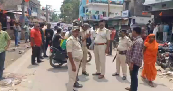 फुलवरिया हाट में जलजमाव से परेशान दुकानदारों का उग्र प्रदर्शन