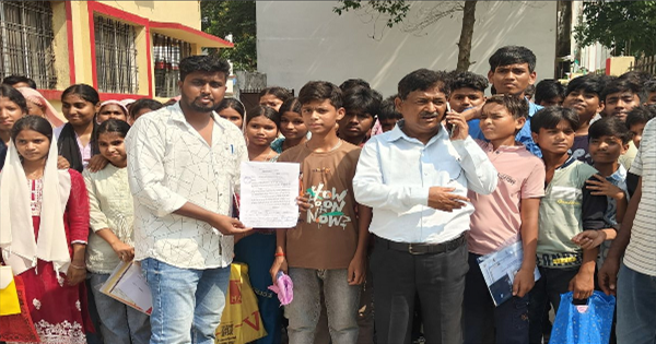 किशनगंज में दूरस्थ विद्यालय आवंटन के खिलाफ छात्रों का प्रदर्शन