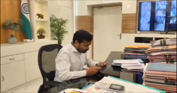 कक्षा के दौरान शिक्षकों के मोबाइल इस्तेमाल पर पूर्ण प्रतिबंध