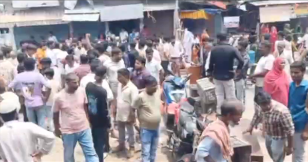 फुलवरिया हाट में जलजमाव से परेशान दुकानदारों का उग्र प्रदर्शन