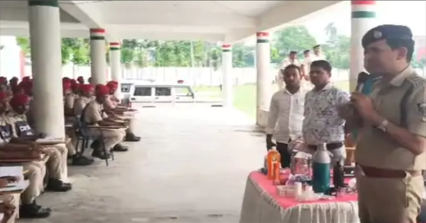 किशनगंज पुलिस लाइन में साप्ताहिक परेड का आयोजन