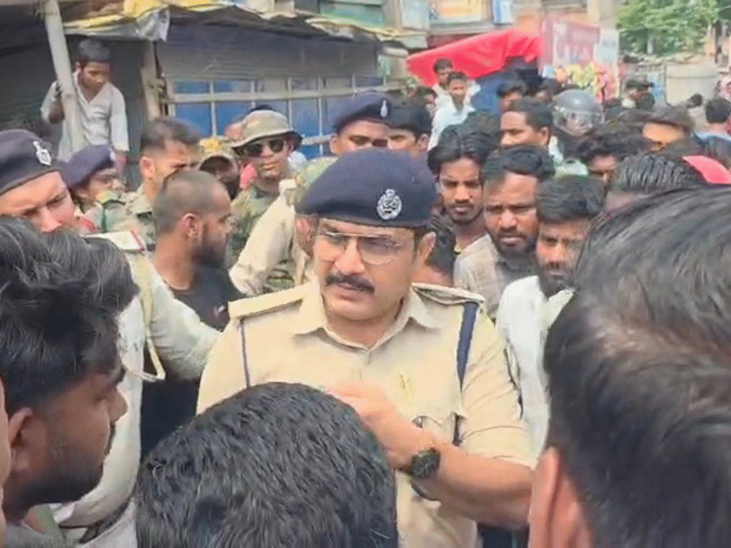 कटिहार में जर्जर सड़क और जलजमाव के खिलाफ प्रदर्शन