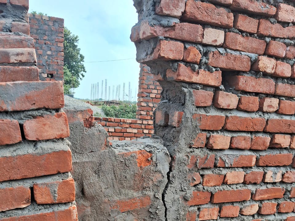 किशनगंज में नए लैब भवन में दरारें: निर्माण गुणवत्ता पर सवाल