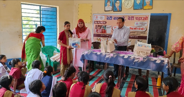 किशनगंज बेटी बचाओ अभियान: छात्राओं को सुरक्षा और सरकारी योजनाओं की दी गई जानकारी