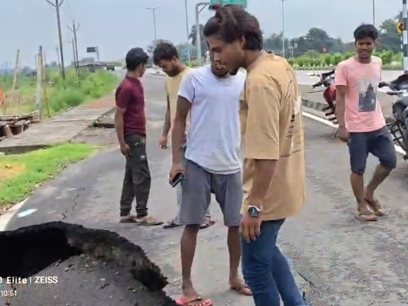 किशनगंज NH-327E रोड धंसना