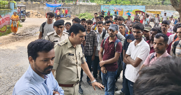 किशनगंज सिपाही भर्ती परीक्षा: सिपाही भर्ती परीक्षा शांतिपूर्ण संपन्न, 10 केंद्रों पर कड़ी सुरक्षा और बायोमेट्रिक जांच लागू