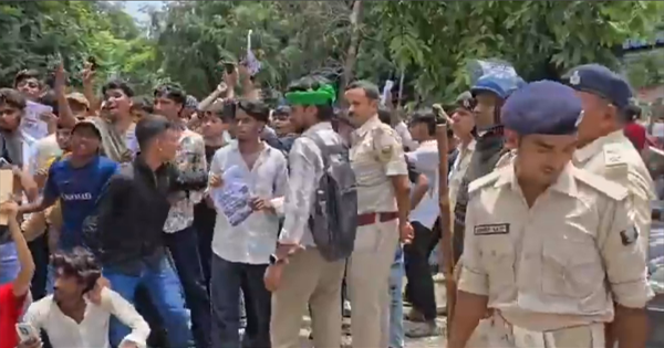 कटिहार छात्र आंदोलन: DM ऑफिस के बाहर प्रदर्शन, पुलिस के हल्के लाठीचार्ज से बढ़ा सियासी और सामाजिक विवाद