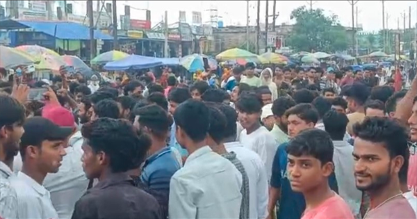 पूर्णिया छात्र प्रदर्शन: पेपर लीक मामले पर पूर्णिया के बायसी में छात्रों का आक्रोश, सड़क पर उतरे युवा; पारदर्शी जांच की मांग