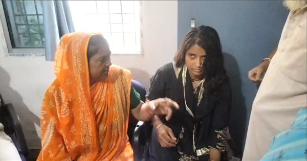 किशनगंज असहाय महिला: रेलवे स्टेशन पर मिली असहाय महिला को प्रशासन ने परिवार से मिलाया