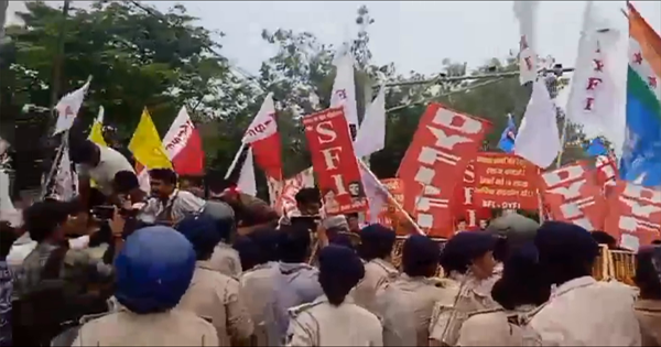 पटना छात्र प्रदर्शन: पेपर लीक और रोजगार के मुद्दे पर CM हाउस मार्च, वाटर कैनन से रोके गए प्रदर्शनकारी