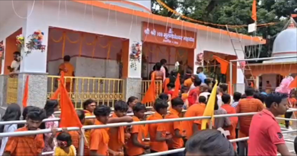 किशनगंज भूतनाथ धाम: सावन की तीसरी सोमवारी पर भूतनाथ धाम में उमड़ा आस्था का सैलाब, मंत्री दिलीप जायसवाल ने किया जलाभिषेक