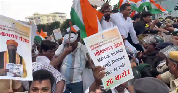 पटना PhD प्रदर्शन: पटना में PhD होल्डर्स का जोरदार प्रदर्शन, 19वें दिन भी अनशन जारी; बैरिकेडिंग पर चढ़े प्रदर्शनकारी