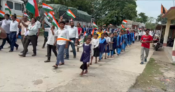 किशनगंज हर घर तिरंगा अभियान: हर घर तिरंगा अभियान को लेकर कोचाधामन में निकली प्रभात फेरी, देशभक्ति के नारों से गूंजा इलाका