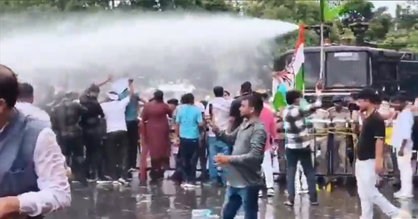 पटना प्रदर्शन: पटना में कांग्रेस-राजद का प्रदर्शन, बैरिकेडिंग पार करने की कोशिश पर वाटर कैनन; SIR और मतदाता सूची को लेकर विरोध