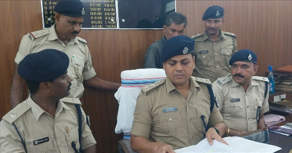 अररिया शराब बरामद: अररिया में 2160 लीटर शराब बरामद, DCM चालक गिरफ्तार; बंगाल रूट पर पुलिस की कार्रवाई