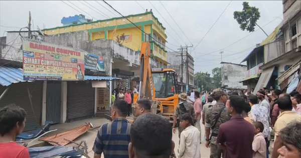किशनगंज अतिक्रमण कार्रवाई: किशनगंज में अतिक्रमण पर चला JCB, सीढ़ी-चबूतरे और दुकानें हटाई गईं