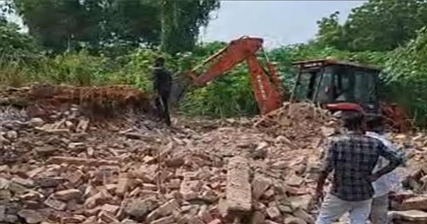 मकान हादसा: कटिहार में जर्जर मकान भरभराकर गिरा, 2 JCB से मलबा हटाने का काम जारी