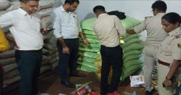 अररिया नकली बीज खाद: अररिया में नकली बीज और खाद की आशंका पर छापेमारी, पायोनियर के रैपर में पैक हो रहा था सस्ता मक्का बीज