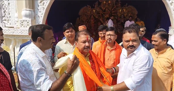 किशनगंज दुर्गा पूजा: किशनगंज में मंत्री डॉ. दिलीप जायसवाल ने किए मां दुर्गा के दर्शन, प्रदेश की खुशहाली की कामना