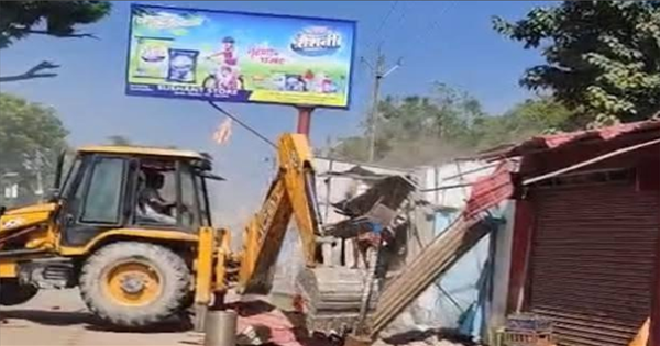 मनिहारी अतिक्रमण कार्रवाई: कटिहार के मनिहारी में अवैध दुकानों पर चला बुलडोजर, हाईकोर्ट के आदेश पर 17 निर्माण ध्वस्त