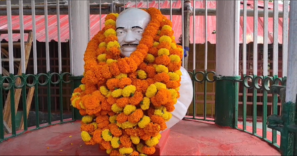 किशनगंज में गांधी जयंती पर बापू को किया नमन, सत्य और अहिंसा के रास्ते पर चलने का लिया संकल्प