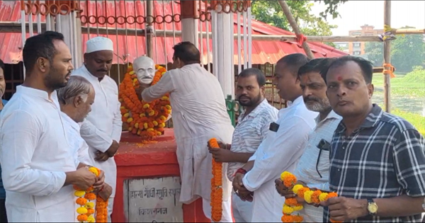 किशनगंज में गांधी जयंती पर बापू को किया नमन, सत्य और अहिंसा के रास्ते पर चलने का लिया संकल्प